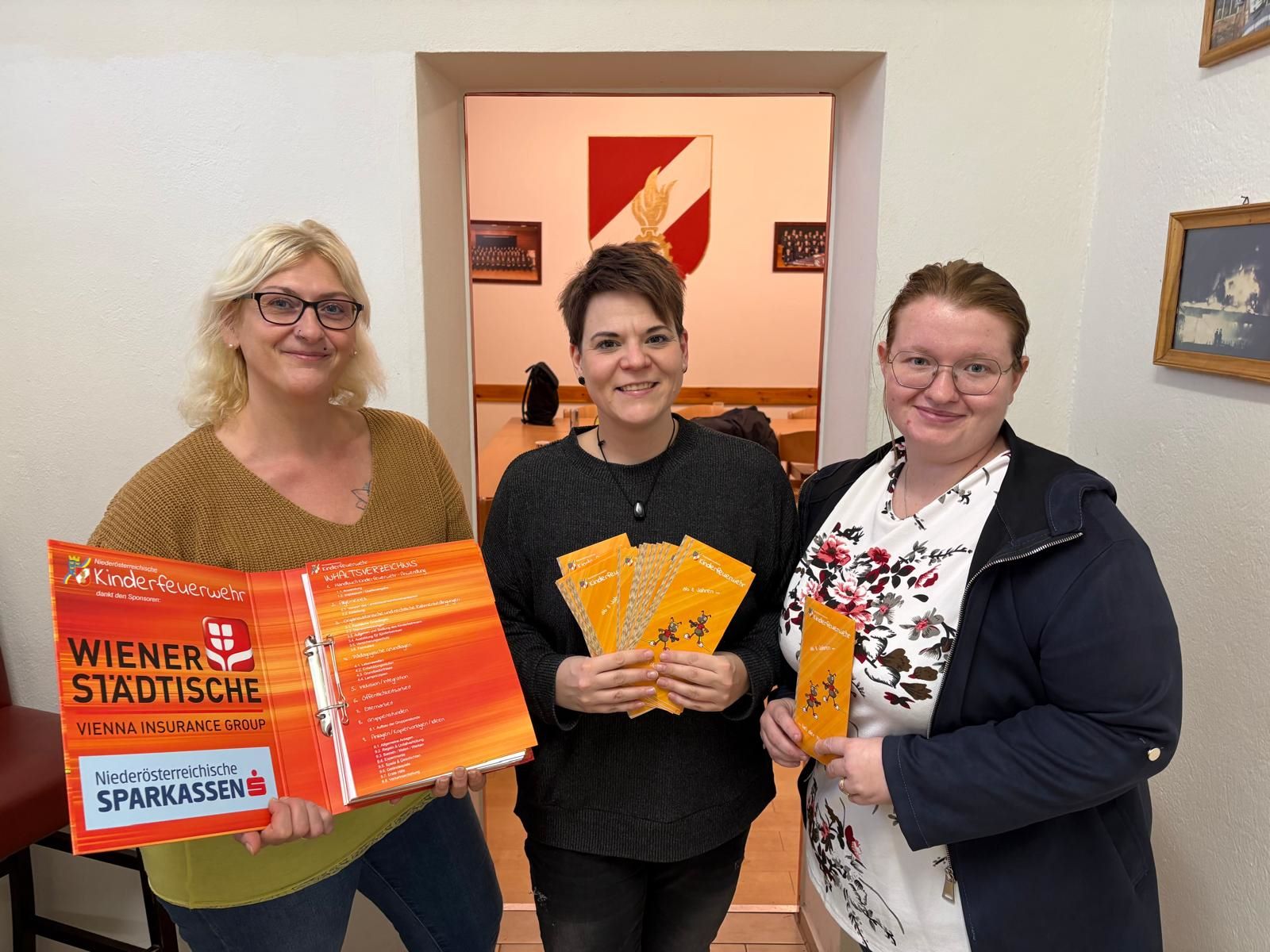Sabine Haider, Natascha Kneissl-Winkelmüller und Barbara Goll (v. l.) freuen sich bereits auf viele Anmeldungen bei der Kinderfeuerwehr. Foto: Zur Verfügung